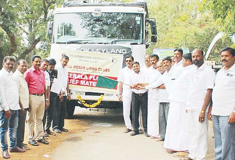ஓசூரில் பல்வேறு அமைப்புகள் சார்பில் கேரள மக்களுக்கு வெள்ள நிவாரண பொருட்கள் அனுப்பி வைப்பு