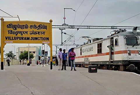 விழுப்புரத்தில் பரபரப்பு: எக்ஸ்பிரஸ் ரெயிலில் தண்ணீர் இல்லாததால் பயணிகள் திடீர் போராட்டம்