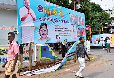 தேனியில் பரபரப்பு சம்பவம்: ஓ.பன்னீர்செல்வம் பேனர்கள் கிழிப்பு-சாலை மறியல்