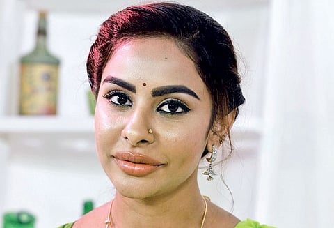 அலுவலக பெண்ணுக்கு செக்ஸ் தொல்லை : நடிகை ஸ்ரீரெட்டி ஆவேசம்