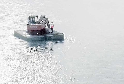 முக்கொம்பு கொள்ளிடம் அணையில் தண்ணீர் வீணாவதை தடுக்க பொக்லைன் எந்திரம் மூலம் ஆற்றில் ஆழப்படுத்தும் பணி