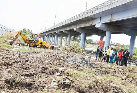 அமராவதி ஆற்றை தூர்வாரிய நாம் தமிழர் கட்சியினர் 12 பேர் கைது