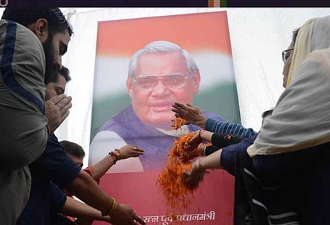 வாஜ்பாய் இறப்பு காலம் தாழ்த்தி அறிவிக்கப்பட்டதா கேள்வி எழுப்பும் சிவ சேனா