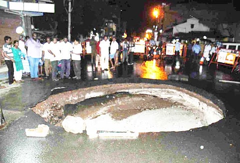 கரூரில் சாலையில் திடீரென ஏற்பட்ட பள்ளத்தால் பரபரப்பு