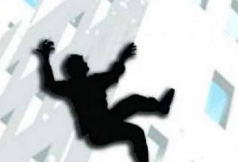 காதலித்த பெண்ணை ராக்கி கட்ட வற்புறுத்தியதால் பள்ளி மாடியில் இருந்து குதித்த மாணவன்