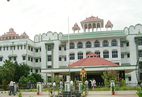 நிதி நிறுவனம் நடத்தி மோசடி செய்த தலைமறைவு குற்றவாளி கோர்ட்டில் ஜாமீன் பெற்றது எப்படி? ஐகோர்ட்டு நீதிபதி கேள்வி