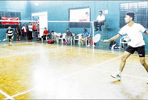 கரூரில் மாநில அளவிலான இறகுப்பந்து போட்டி தொடக்கம் 500 வீரர்-வீராங்கனைகள் பங்கேற்பு