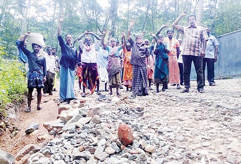 வனத்துறை அதிகாரிகளை கண்டித்து ஆர்ப்பாட்டம் சாலையை சீரமைக்க தடையாக இருப்பதாக குற்றச்சாட்டு
