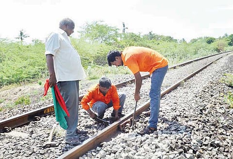 நாகையில் ரெயில் தண்டவாளத்தில் விரிசல் பொதுமக்கள் கண்டுபிடித்ததால் பெரும் விபத்து தவிர்ப்பு