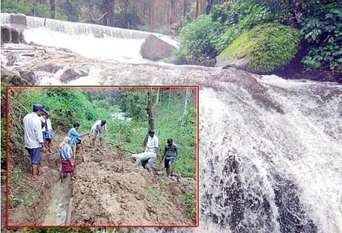 கூடலூரில் தொடரும் மழையால் நிரம்பி வழியும் தடுப்பணைகள்