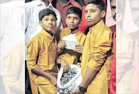 ரூ.50 ஆயிரம் நிவாரண நிதி வழங்கிய 5-ம் வகுப்பு மாணவர் நண்பர்களுடன் இசை கச்சேரி நடத்தி வசூல்