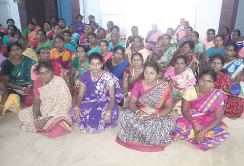 புதுக்கோட்டையில் கலெக்டரிடம் மனு கொடுக்க வந்த பெண்கள் நீண்ட நேரம் காத்திருப்பு