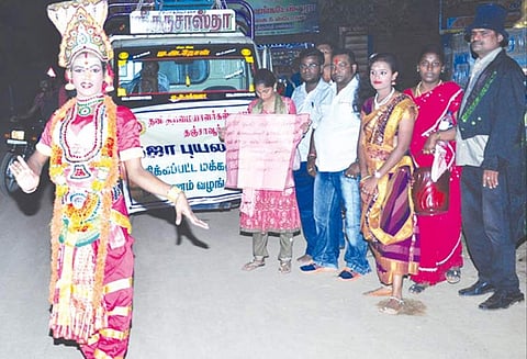 புயலால் பாதிக்கப்பட்ட மக்களுக்கு உதவ சாமி வேடம் அணிந்து நிதி திரட்டிய நாடக கலைஞர்கள்