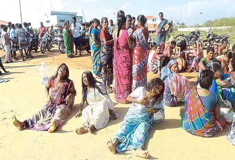 காரைக்காலில் சோகம்: மீன் பிடிக்கச் சென்று விட்டு திரும்பிய போது விசைப்படகு கடலில் கவிழ்ந்தது, 2 மீனவர்கள் மாயம்