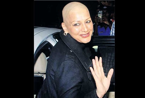 புற்றுநோய் சிகிச்சை முடிந்து சோனாலி பிந்த்ரே மும்பை திரும்பினார்