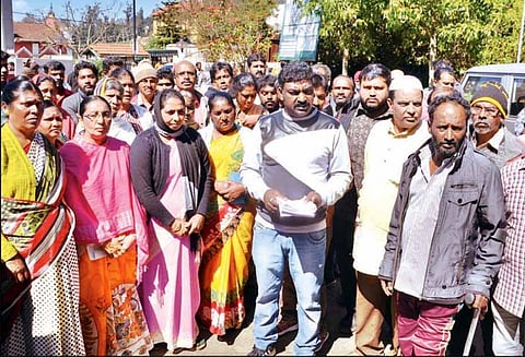 ஊட்டி படகு இல்லத்தில்: 48 நகர்வு கடைகளுக்கு மாற்று இடம் - கலெக்டரிடம் வியாபாரிகள் கோரிக்கை