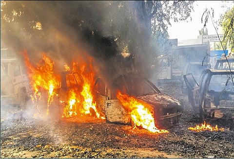 பசுவதைக்கு எதிரான போராட்டத்தில் வன்முறை: கல்வீச்சில் போலீஸ் இன்ஸ்பெக்டர் பலி - துப்பாக்கி சூட்டில் வாலிபர் சாவு