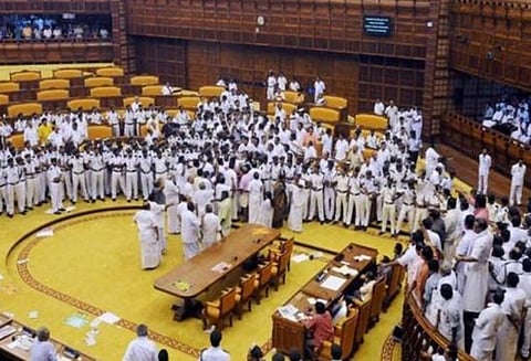 சபரிமலை விவகாரம்: கேரள காங்கிரசார் மீது பினராயி விஜயன் கடும் தாக்கு - 4வது நாளாக சட்டசபை முடக்கம்