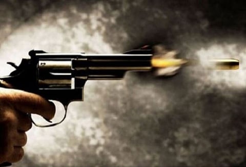 புனேயில் பயங்கரம் ரியல் எஸ்டேட் ஏஜெண்டு துப்பாக்கியால் சுடப்பட்டார் ஒருவரை பிடித்து விசாரணை