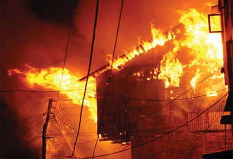 பிவண்டியில் குடோனுக்கு தீ வைத்த தொழிலாளர்கள் பிளாஸ்டிக் பொருட்கள் எரிந்து நாசம்