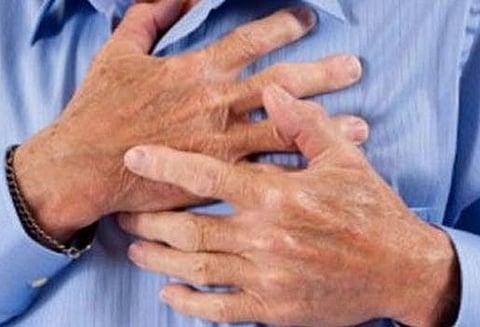 மாரடைப்பால் கீழே விழுந்த முதியவரை தோளில் தூக்கி சென்று காப்பாற்றிய போலீஸ்காரர் உயர் அதிகாரிகள் பாராட்டு