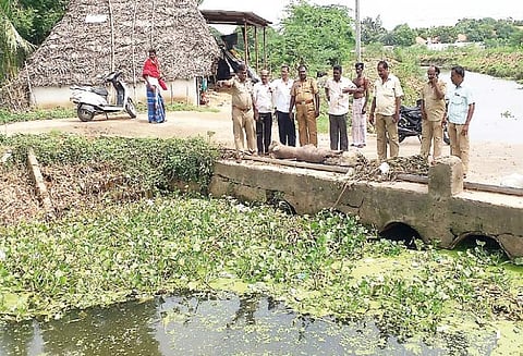 வைத்தீஸ்வரன்கோவிலில் முடவன் வாய்க்காலில் ஆகாயத்தாமரைகளை அகற்றும் பணி