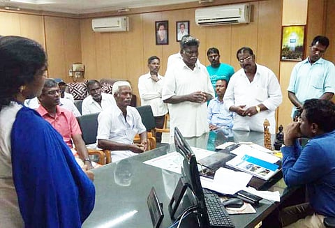 சாத்தனூர் அணையில் திருட்டுத்தனமாக மீன்பிடிப்பவர்கள் மீது நடவடிக்கை எடுக்க வேண்டும் மீன்பிடி சங்கம் சார்பில் கலெக்டரிடம் மனு