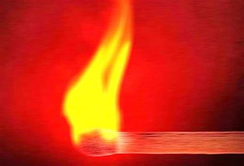 விவசாயி பாலியல் தொல்லை கொடுப்பதாக புகார்: மகன், மகளுடன் பெண் தீக்குளிக்க முயற்சி கலெக்டர் அலுவலகம் அருகே பரபரப்பு