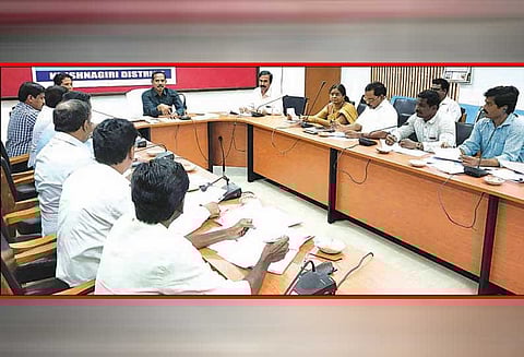 கிருஷ்ணகிரியில் நாடாளுமன்ற தேர்தல் குறித்த கண்காணிப்பு குழு கூட்டம் கலெக்டர் தலைமையில் நடந்தது