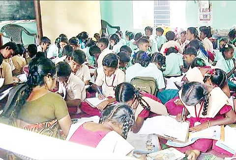 புயலால் சேதமடைந்த அரசு பள்ளி கட்டிடம்: ஒரே அறையில் 114 மாணவர்கள் கல்வி பயிலும் அவலம்