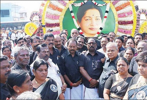 ஜெயலலிதா நினைவு நாள்: அ.தி.மு.க.வினர் மவுன ஊர்வலம்