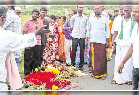 சுடுகாட்டுக்கு நிரந்தர பாதை ஏற்படுத்தி தரக்கோரி: பிணத்துடன் பொதுமக்கள் மறியல் - போக்குவரத்து பாதிப்பு