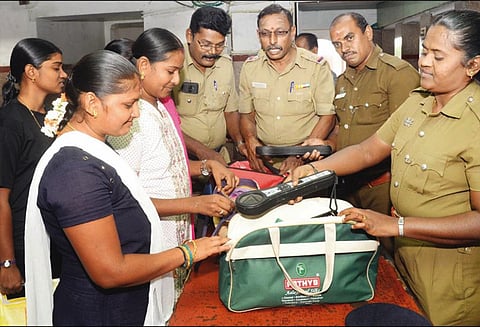 பாபர் மசூதி இடிப்பு தினம்: ஈரோடு ரெயில் நிலையத்தில் பலத்த பாதுகாப்பு