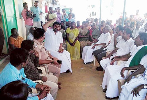 உயர் அழுத்த மின்கோபுரம் அமைக்க எதிர்ப்பு தெரிவித்து கைதானவர்களை விடுவிக்கக்கோரி விவசாயிகள் உண்ணாவிரத போராட்டம் - 106 பேர் கைது