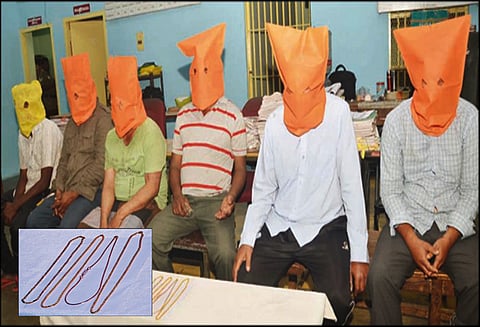 ஈரோடு உள்பட பல்வேறு இடங்களில் கைவரிசை: போலீஸ்போல் நடித்து பெண்களிடம் நகை பறித்த 6 பேர் கைது - 25 பவுன் நகை மீட்பு