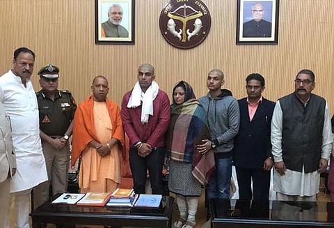 கும்பலால் கொல்லப்பட்ட காவலர் குடும்பத்தினருடன் உ.பி முதல் மந்திரி யோகி ஆதித்யநாத் சந்திப்பு