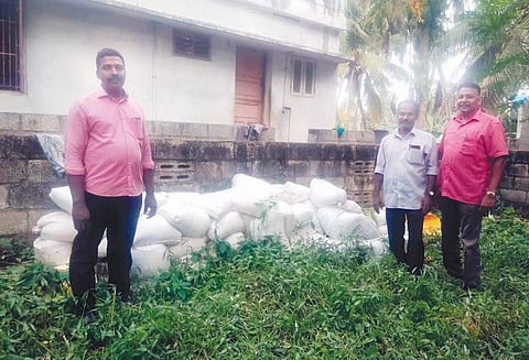 குளச்சல் அருகே பதுக்கி வைத்திருந்த 2 டன் ரேஷன் அரிசி பறிமுதல் பறக்கும்படை அதிகாரிகள் நடவடிக்கை