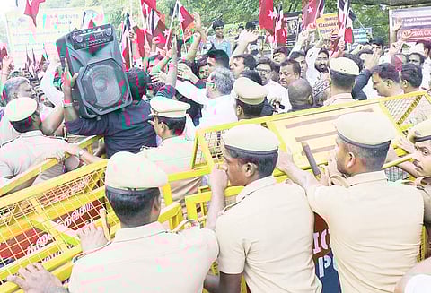 பாபர் மசூதி இடிப்பு வழக்கில் விரைவாக தீர்ப்பு வழங்க கோரி விமான நிலையத்தை முற்றுகையிட வந்த 223 பேர் கைது