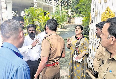 நடிகர் விஜயகுமார் வீட்டுக்குள் மீண்டும் நுழைந்த வனிதா போலீசாருடன் வாக்குவாதம்