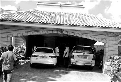 மதுரை அருகே பட்டப்பகலில் துணிகரம்: டாக்டர் வீட்டில் துப்பாக்கி முனையில் ரூ.5 லட்சம் கொள்ளை முகமூடி கும்பல் கைவரிசை