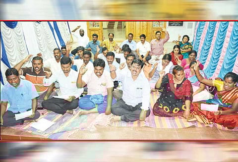 கிருஷ்ணகிரியில், கோரிக்கைகளை வலியுறுத்தி கிராம நிர்வாக அலுவலர்கள் காத்திருப்பு போராட்டம்