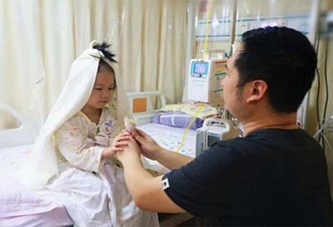 தந்தையை திருமணம் செய்து கொண்ட 4 வயது சிறுமி : ஒரு நெகிழ்ச்சி தருணம்