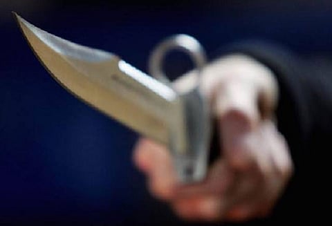 கத்தியை காட்டி மிரட்டி தொழிலாளியிடம் செல்போன் பறித்த 4 பேர் கைது