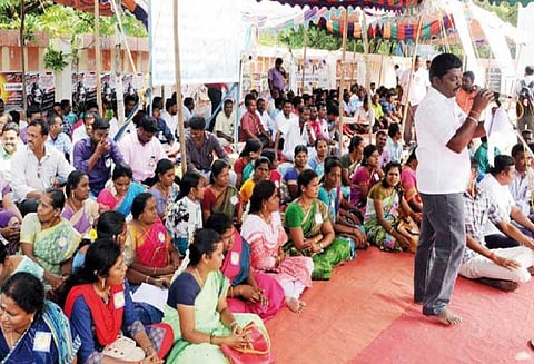 கலெக்டர் அலுவலகம் முன்பு கிராம நிர்வாக அலுவலர்கள் உண்ணாவிரதம் கோரிக்கைகளை வலியுறுத்தி நடந்தது