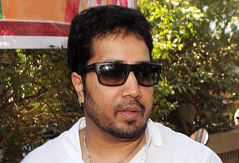 அபுதாபியில் இந்தி பாடகர் மிகா சிங் கைது - மாடல் அழகிக்கு ஆபாச படம் அனுப்பியதாக புகார்