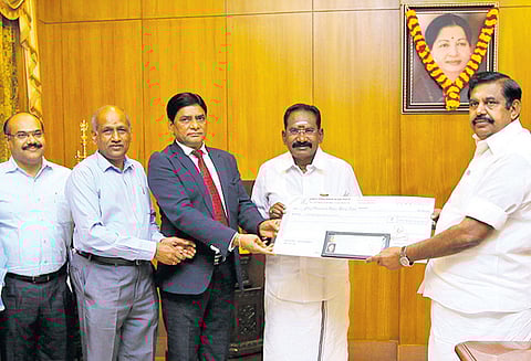 முதல்-அமைச்சர் பொது நிவாரண நிதிக்கு கூட்டுறவு வங்கிகளின் சார்பில் ரூ.6 கோடி எடப்பாடி பழனிசாமியிடம் வழங்கப்பட்டது