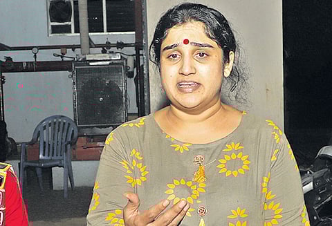 நடிகர் விஜயகுமார் வீட்டுக்குள் நுழைந்த வனிதா வெளியேற்றம் சுப்ரீம் கோர்ட்டு வழக்கை சுட்டிக்காட்டி போலீசார் நடவடிக்கை