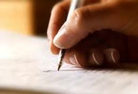 பஸ் நிறுத்தத்தில் இறந்த கணவர் உடல் புதைப்பு: போலீசார் மீது நடவடிக்கை எடுக்க கோரி பெண் மனு