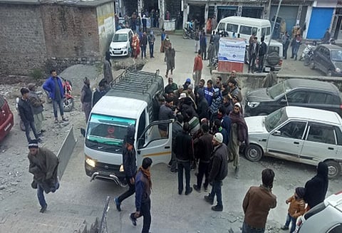 காஷ்மீர் பள்ளத்தாக்கில் பஸ் கவிழ்ந்த விபத்தில் பலி எண்ணிக்கை 13 ஆக உயர்வு