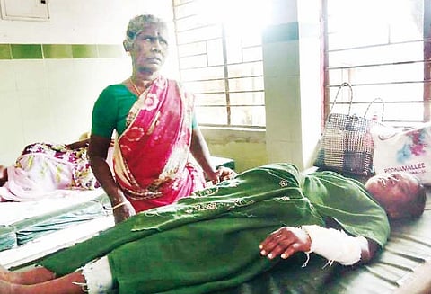 மயிலாடுதுறை அருகே சோழம்பேட்டையில் தொகுப்பு வீட்டின் மேற்கூரை பெயர்ந்து விழுந்து பெண் காயம்